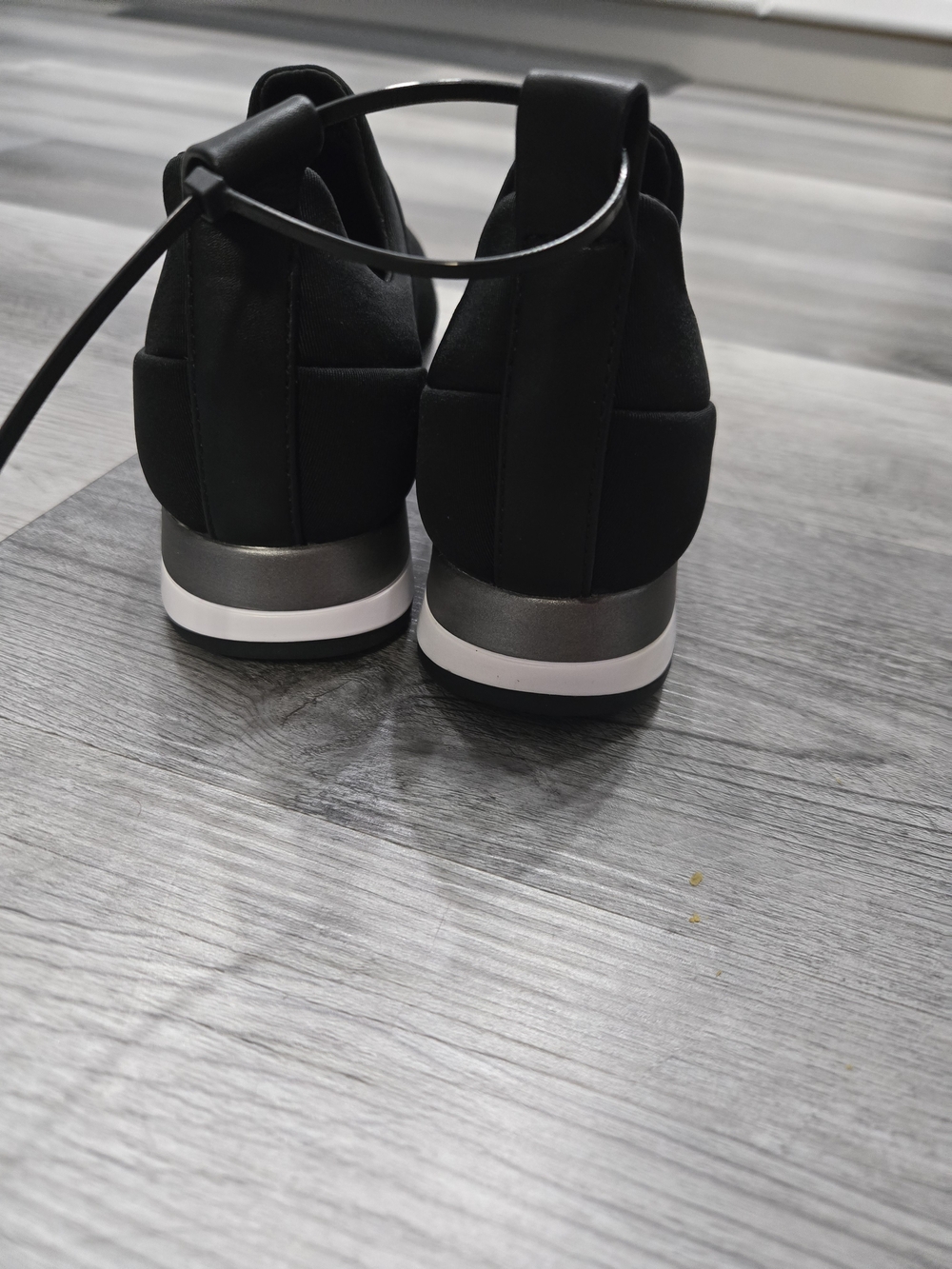 DKNY Jadyn Logo Slip-On Casual Sneakers - Picture 5 of 7